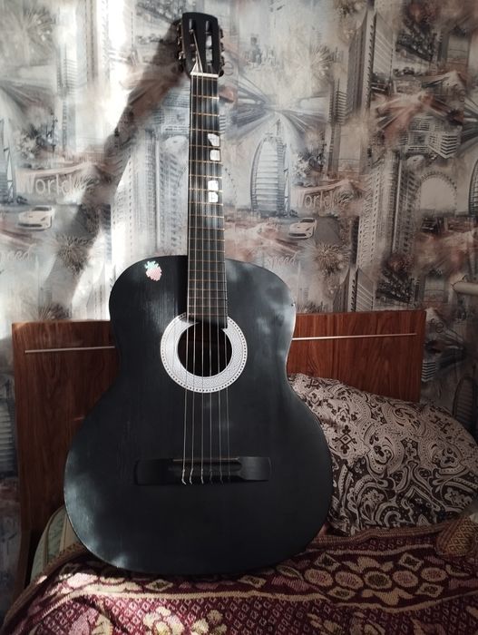 Нужен человек который разбирается в гитарах