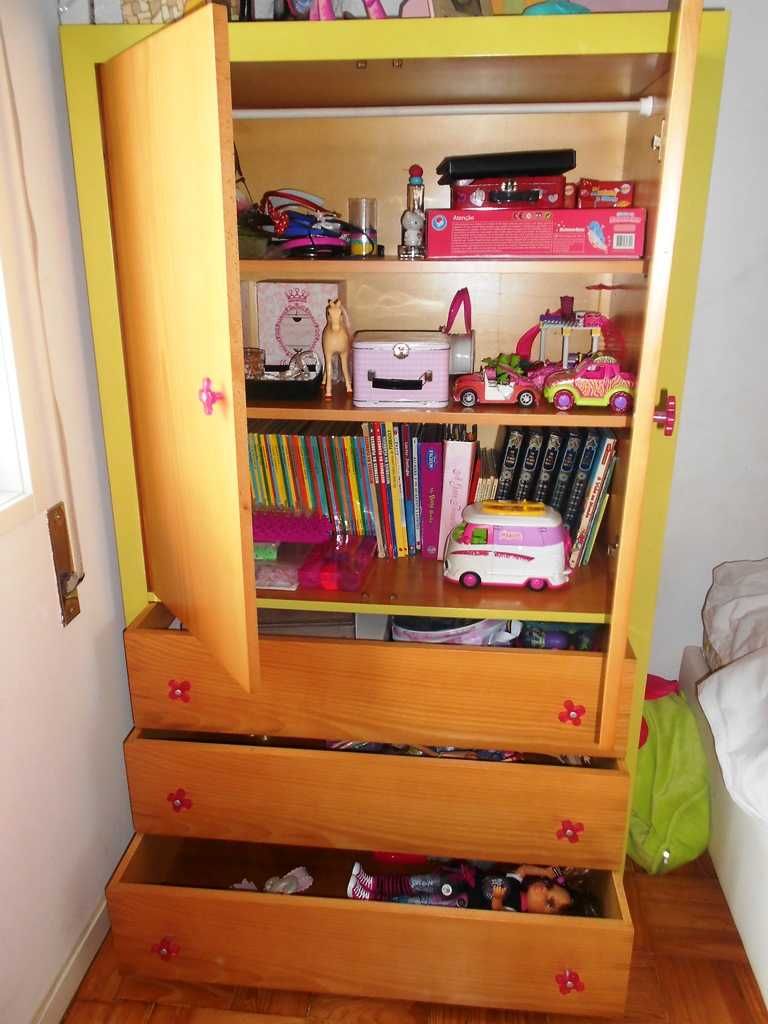 Armário de quarto de criança usado