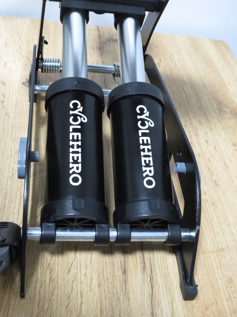 Pompka nożna z podwójnym cylindrem i manometrem CYCLEHERO
