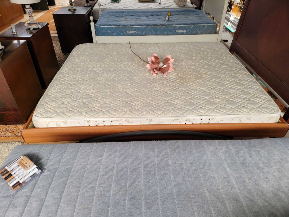 Cama rasteira com estrado e colchão - Sem cabeceira - Algumas