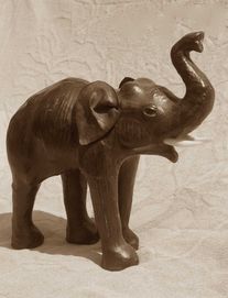 Słoń większy i Słoń mały Stare dekoracje.Wys.26cm i 7cm