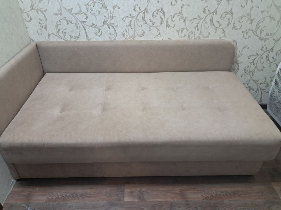 Диван бежевого кольору