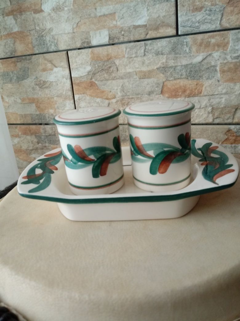 Porcelana zestaw solniczka i pieprzniczka z podstawka Jersey Pottery