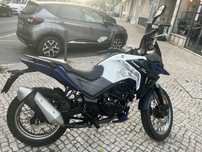 Mota SYM NHT   Da cor branca azul e preta.