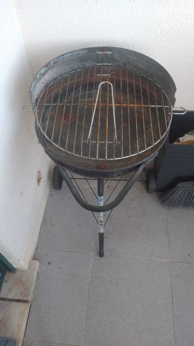 Churrasqueira a carvão - portátil, com rodas