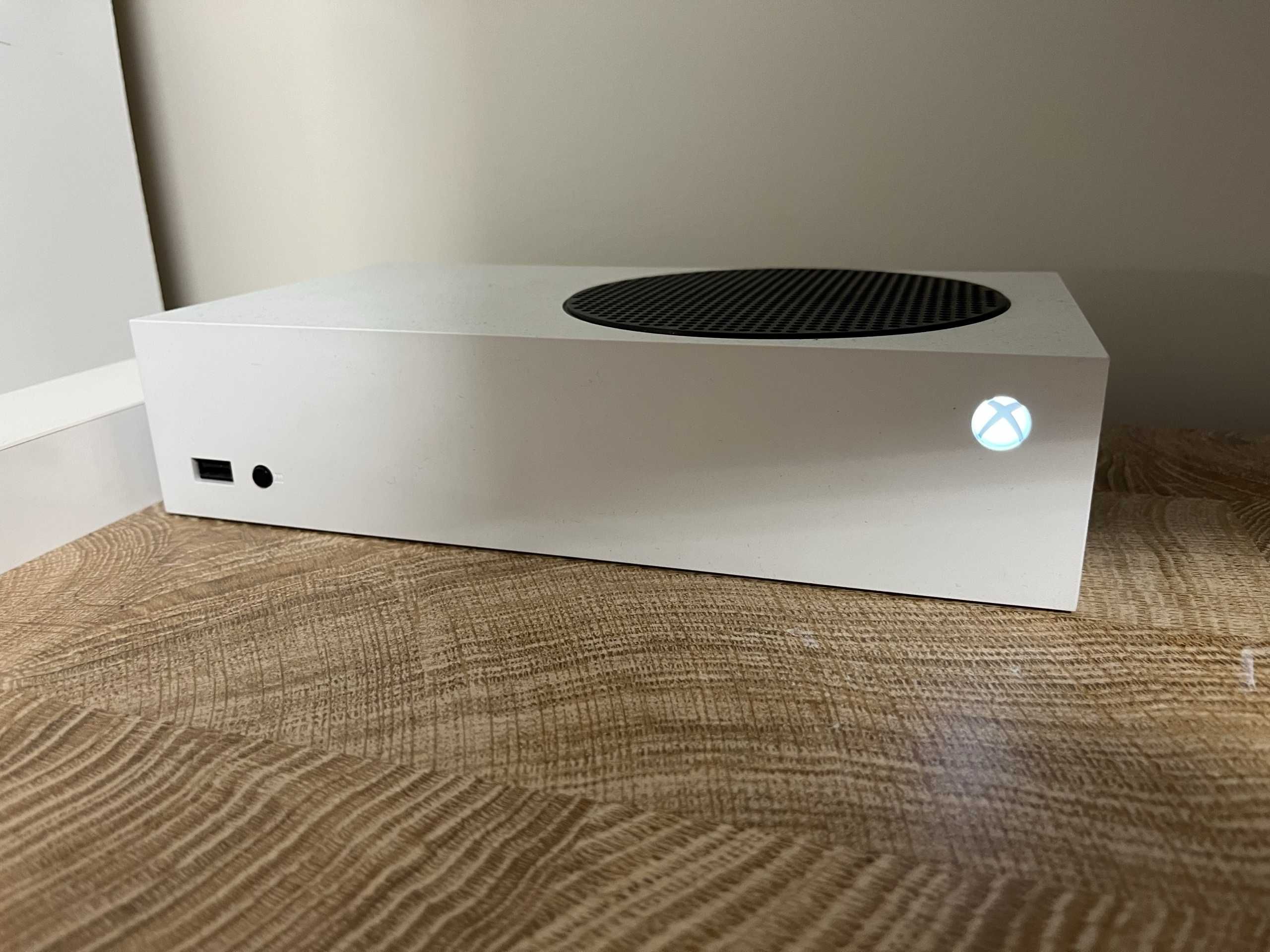 Konsola Xbox Series S 512GB + 2 pady po czyszczeniu stan bdb