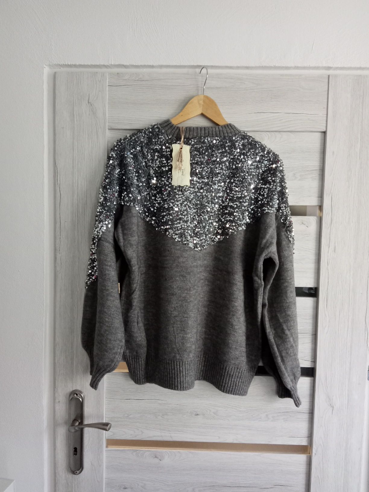 Sweter zdobiony cekinami