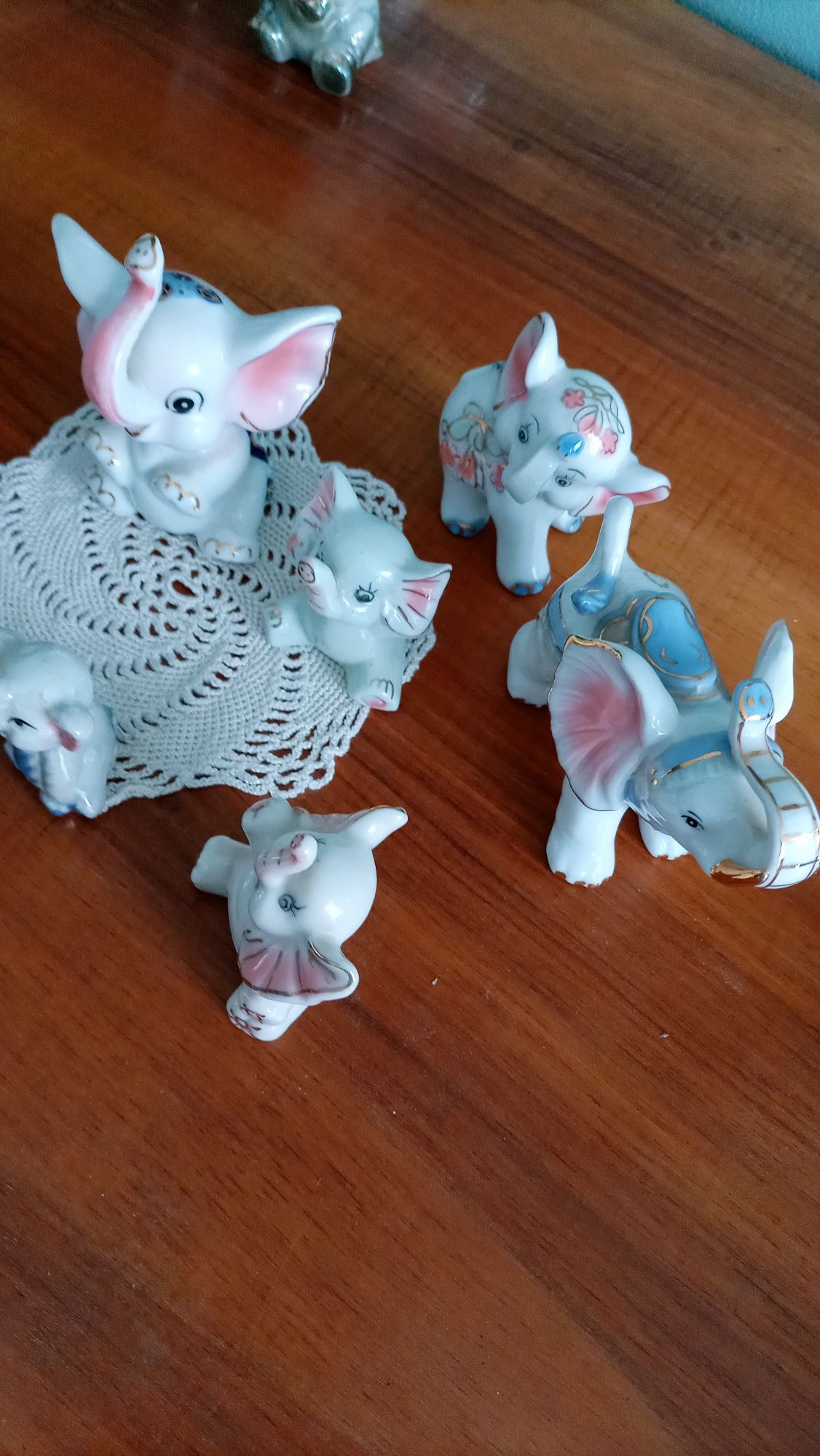 Zestaw sześciu słonikow z porcelany