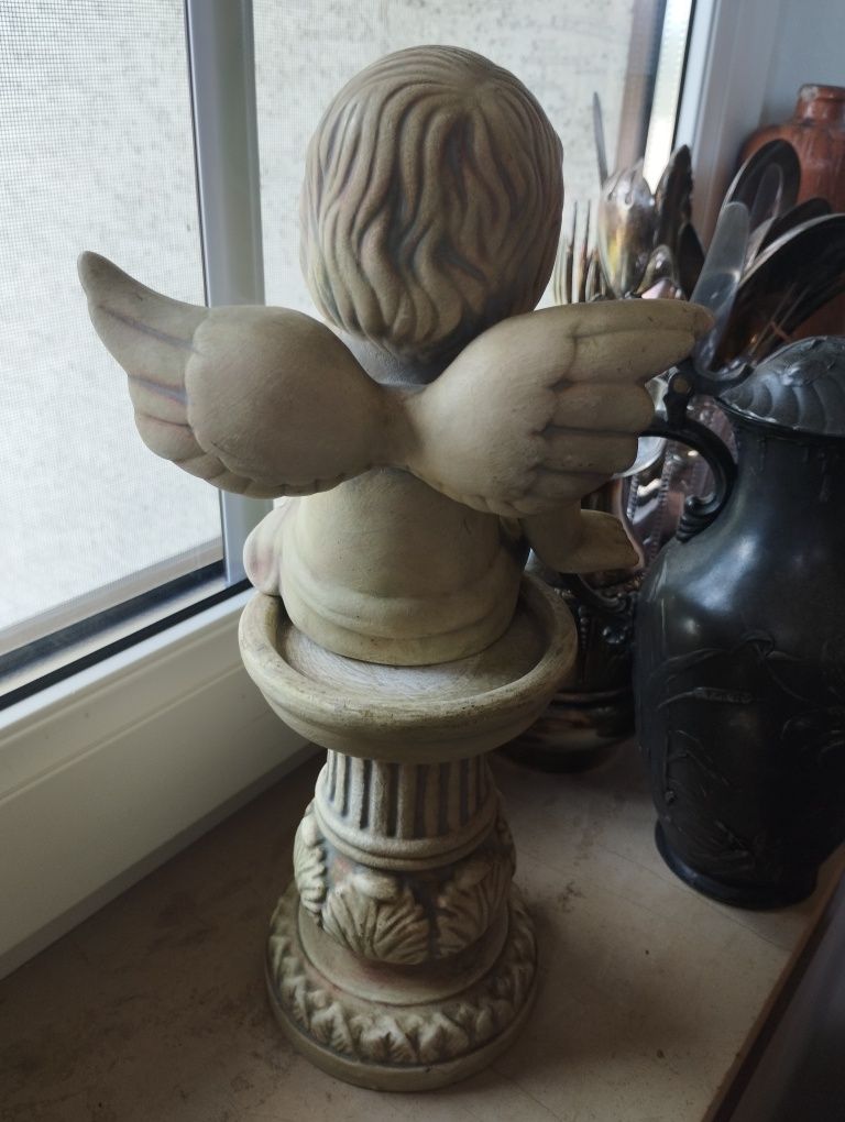 Stary duży ceramiczny aniołek na podstawie vintage
