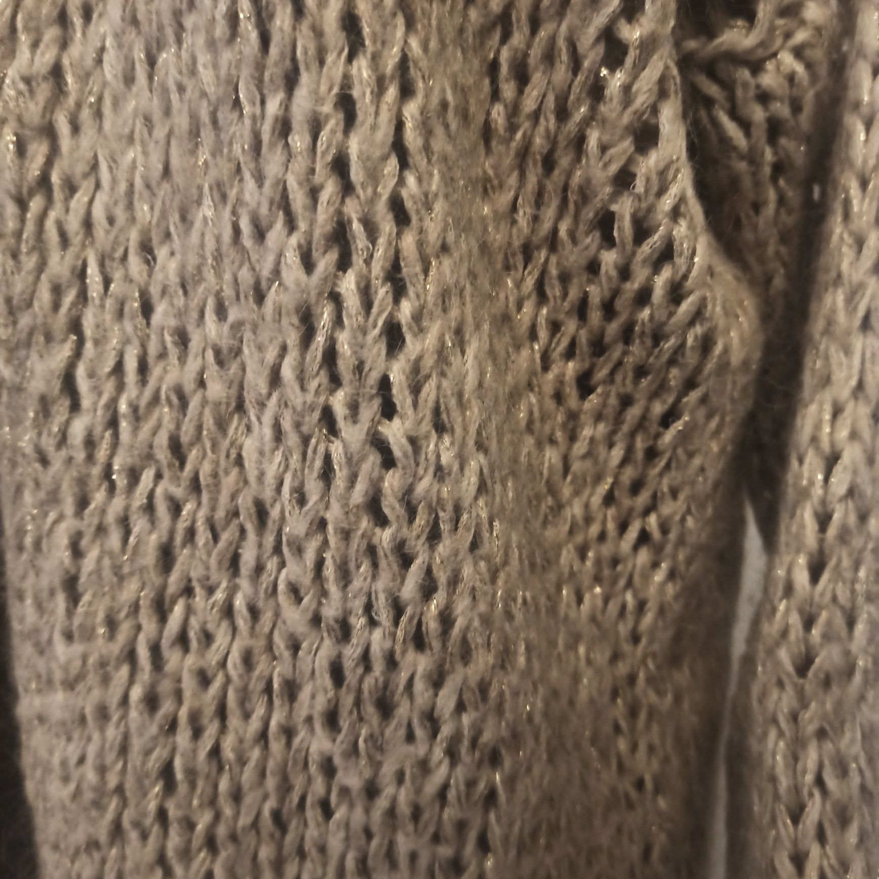 Długi beżowy sweter kardigan