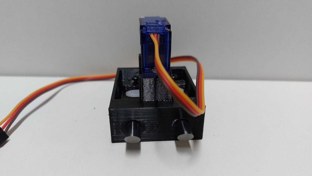 Mechanizm klap spustowych do łódki zanętowej