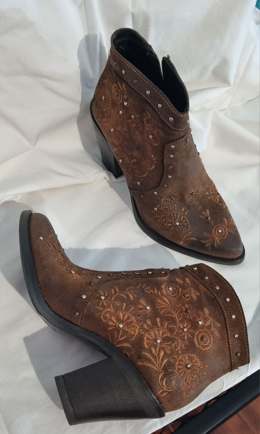 Botas de cano curto em pele