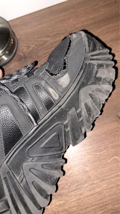 Buty czarne na wysokiej podeszwie