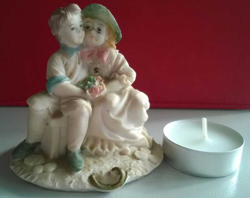 Figurka Zakochani zakochana para siedząca na ławeczce 7cm