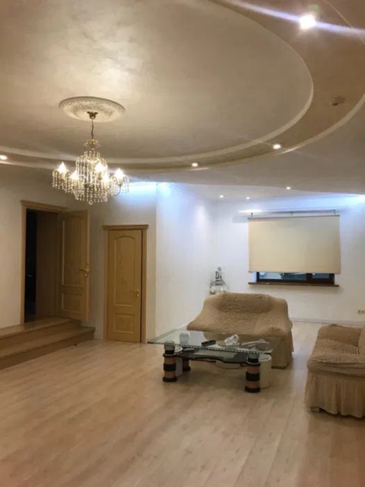 Продам розкішний будинок в центрі міста.