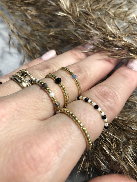 Pierścionek na elastycznej gumce z koralików