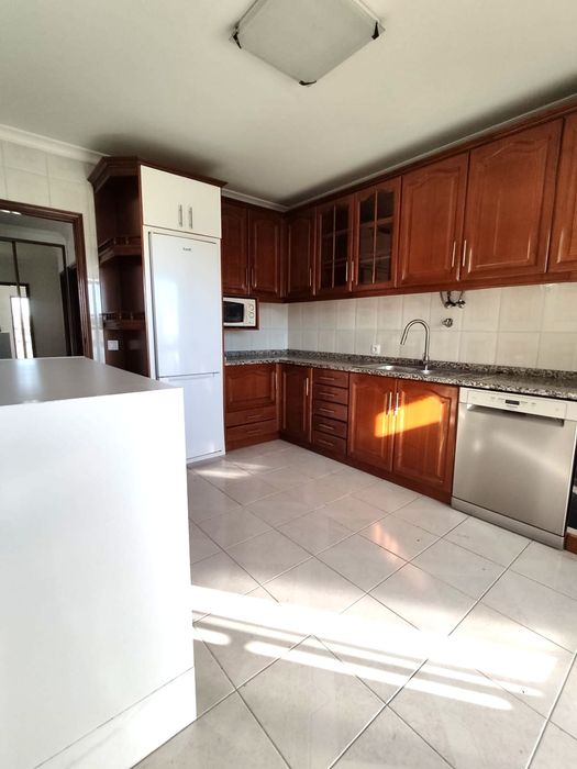 Apartamento T3 para arrendamento, amplo e bem localizado