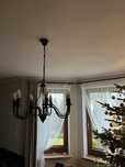 Zyrandol lampa nad stol