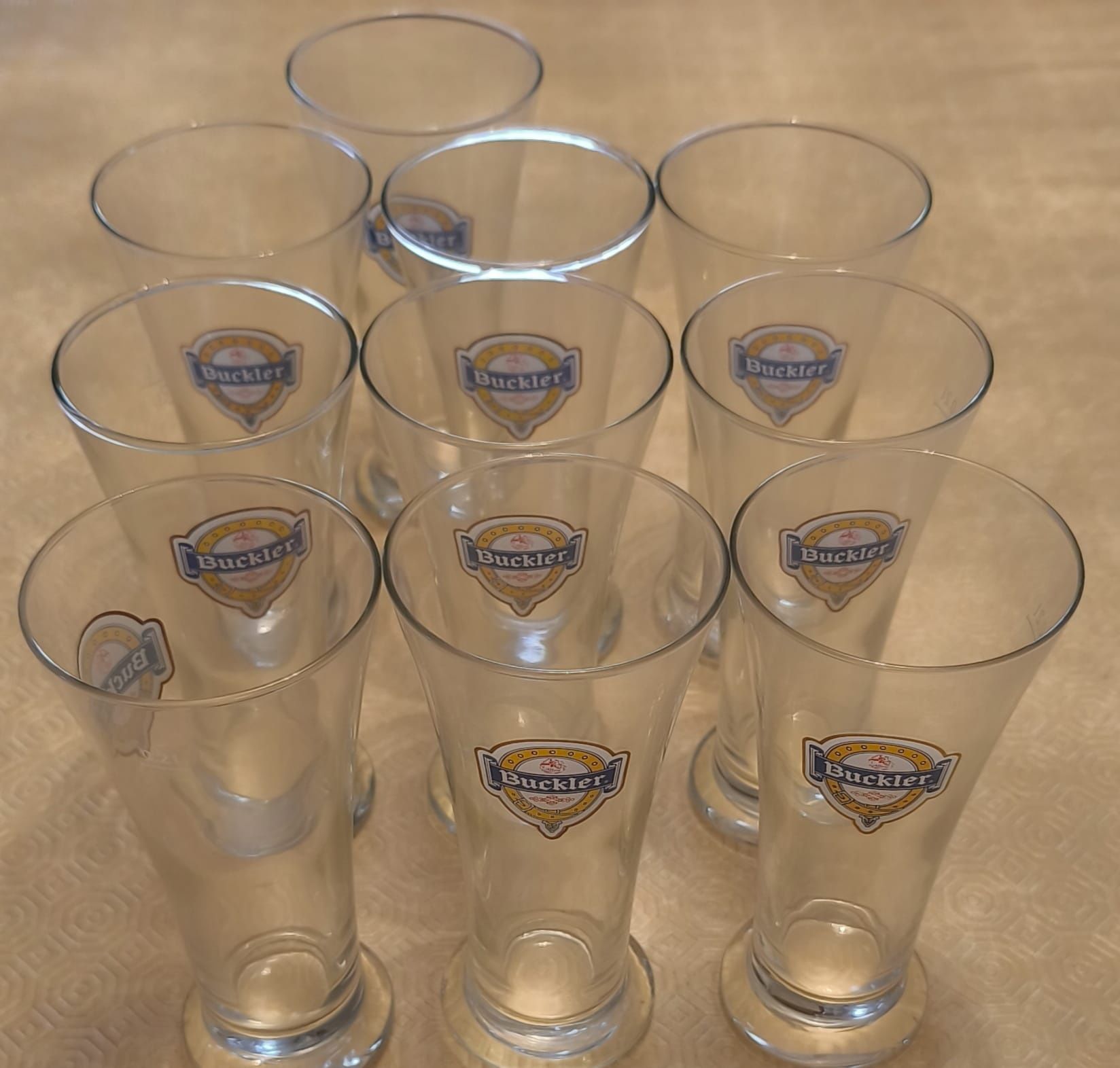 Copos altos de cerveja diferentes marcas