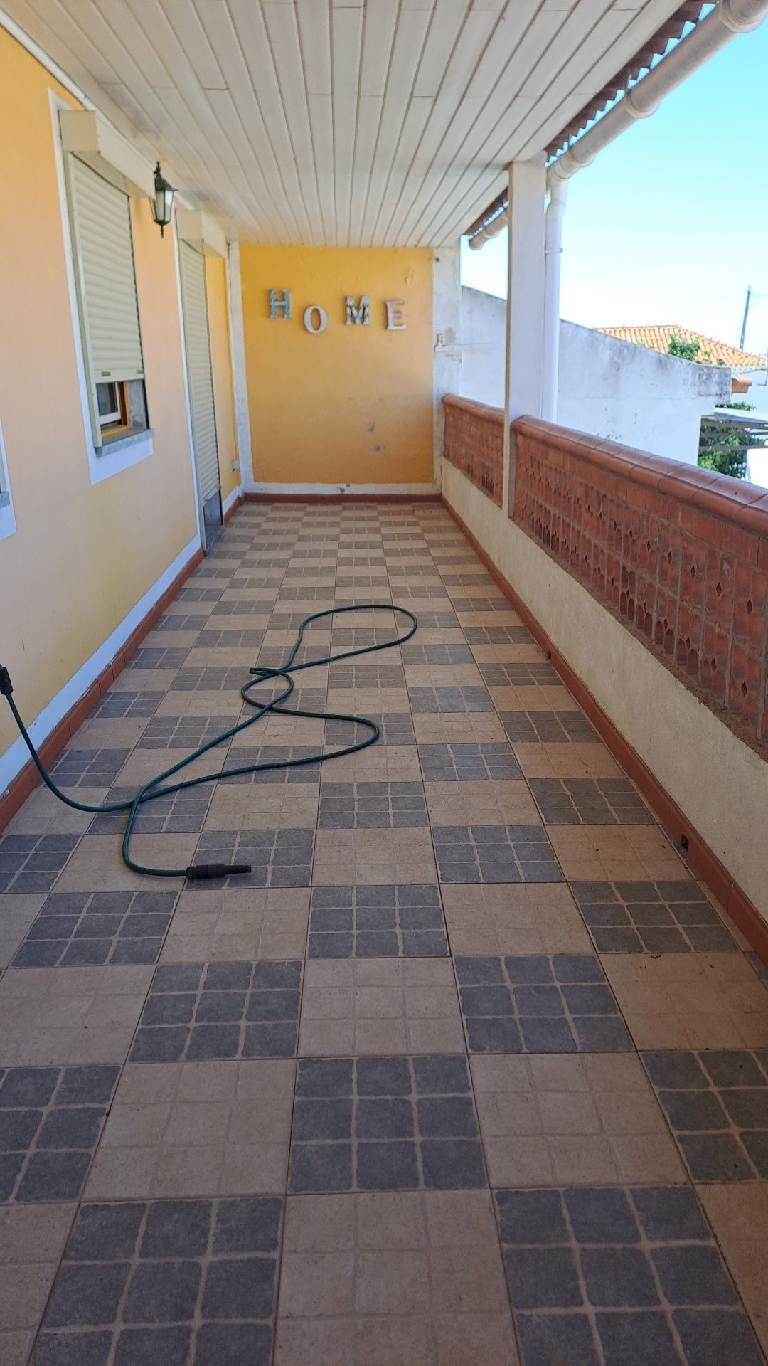 Aluga se quarto, mobilado com closet e casa de banho varada. Cozinha e