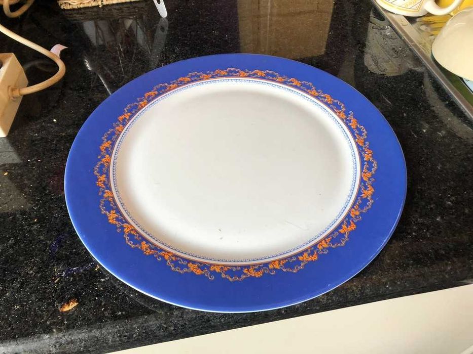 prato grande para bolo azul e branco