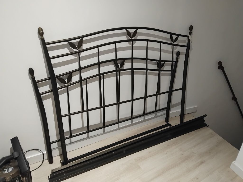 Cama 140x190 + estrado + mesas cabeceira