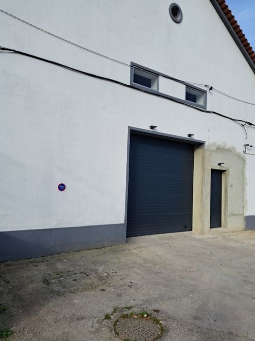 Aluga se Armazem Algeruz