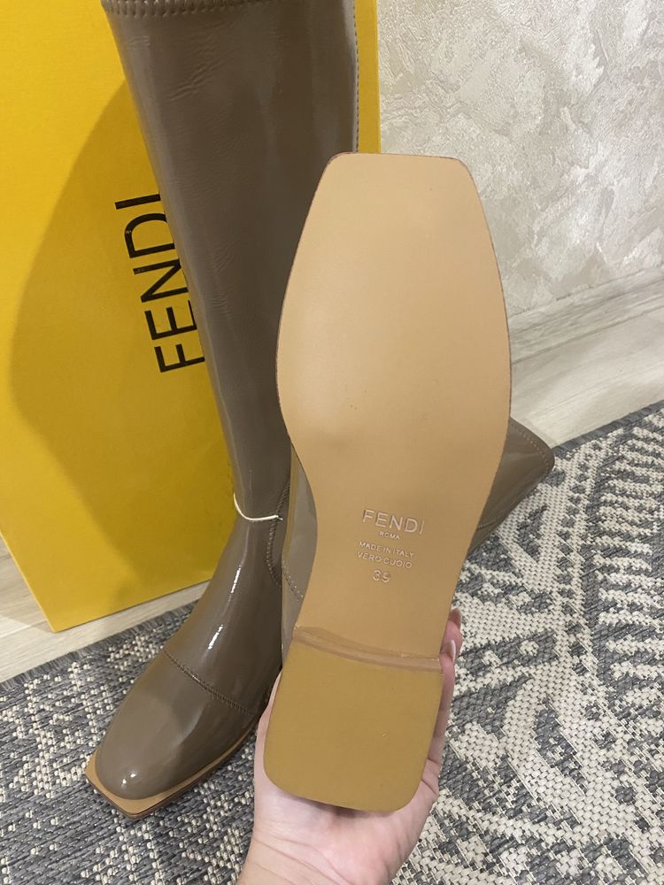 Продам сапоги Fendi