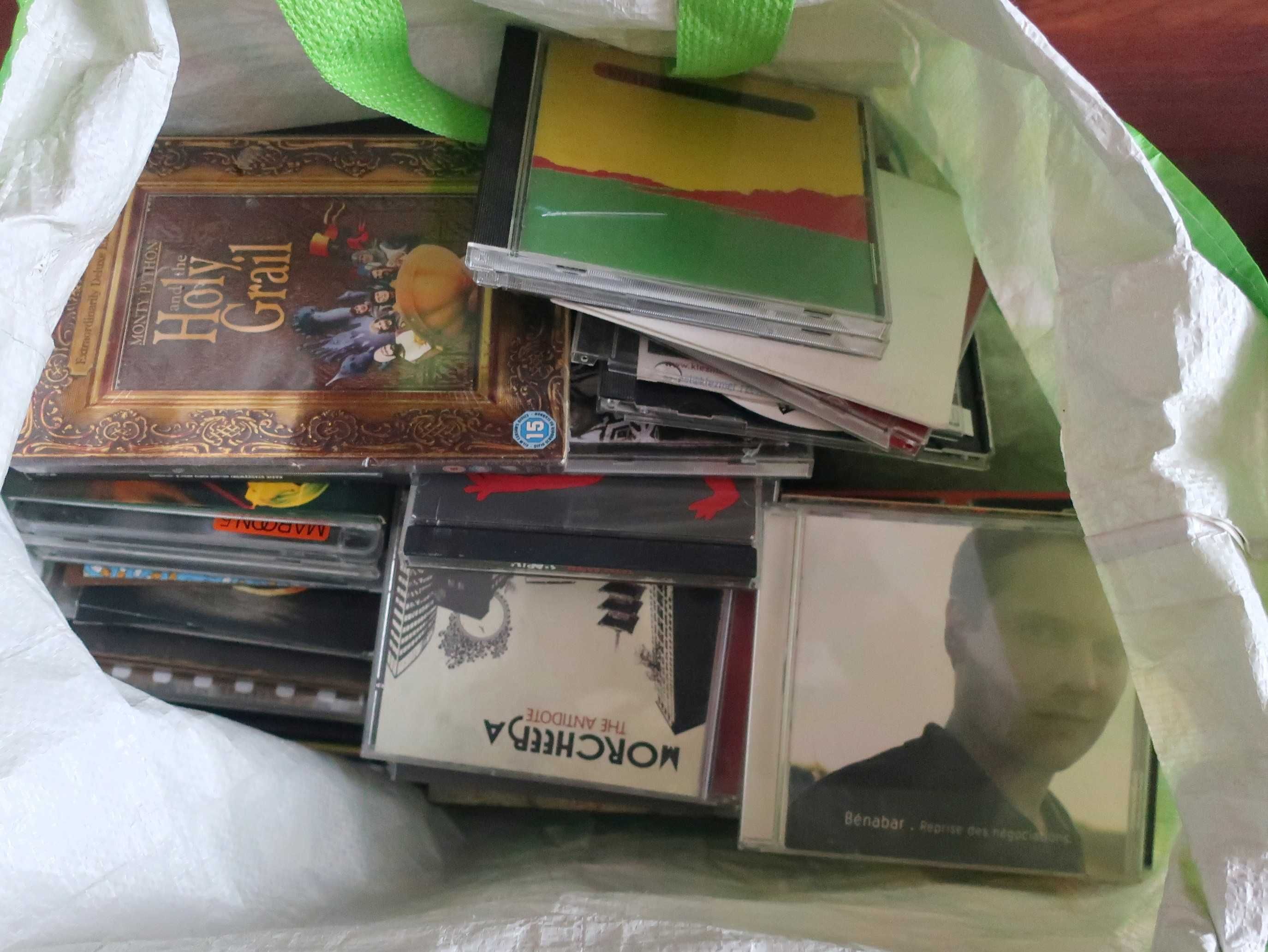 Płyty CD (ponad 100 sztuk), stan doskonały (jak nowe), z walizką.