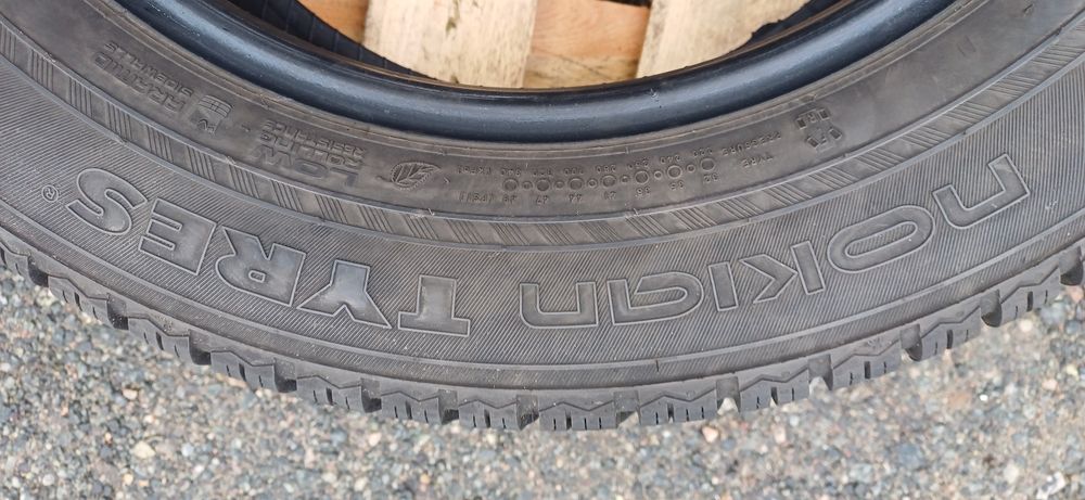 225/60R17 103H NOKIAN , dwie używane opony zimowe.