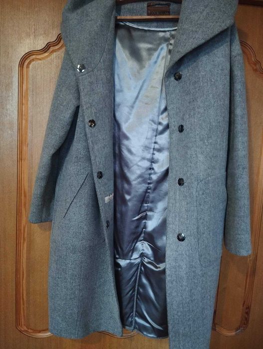 Продам женское пальто светлое  демисезонное