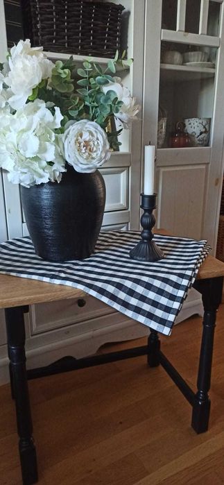 Dębowy stolik pomocniczy / kwietnik – odnowiony