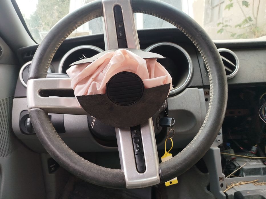 Mustang V 05-09r - kierownica kpl z guzikami