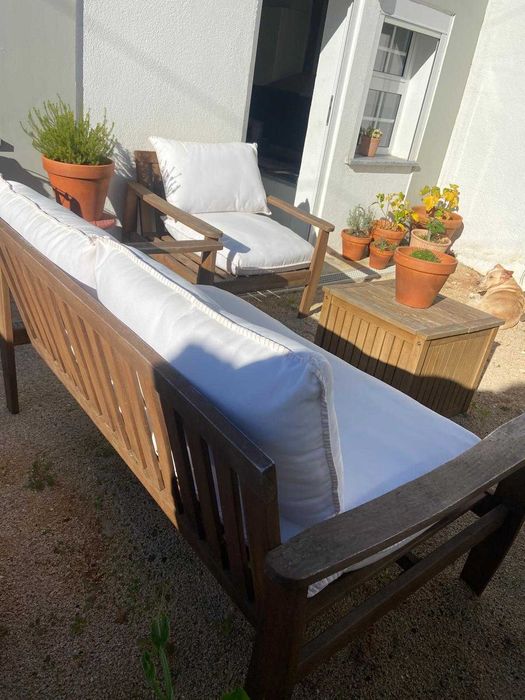 Conjunto de jardim: cadeirão e sofá com mesa de apoio, com almofadas