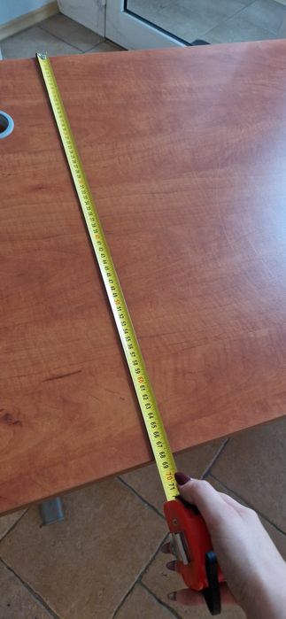 Biurko biurowe z otworami