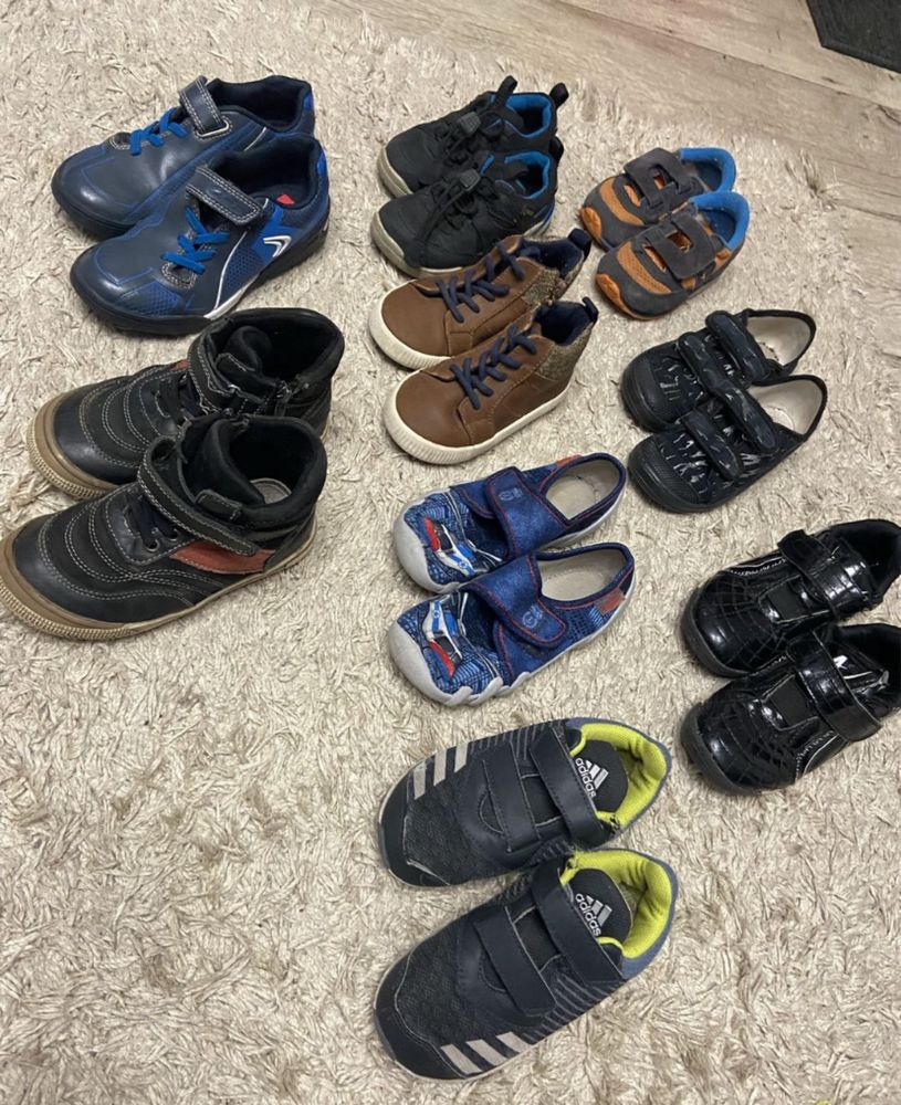 Дитяче взуття тапочки кросівки черевики
