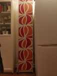 Estante com porta que serve de moldura
