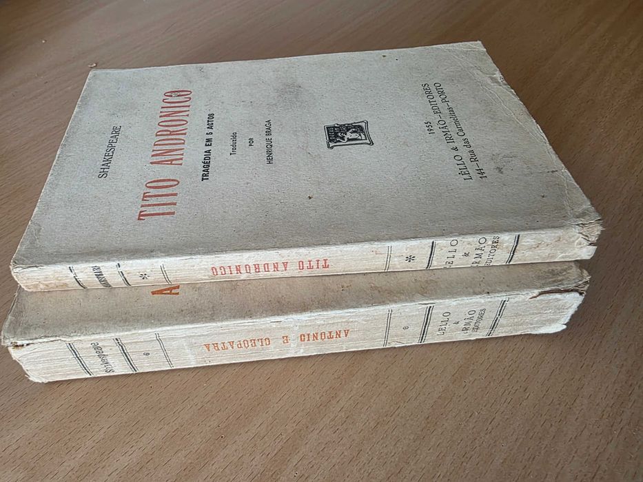 2 livros "Tito Andronico" e "António e Cleópatra" de Shakespeare