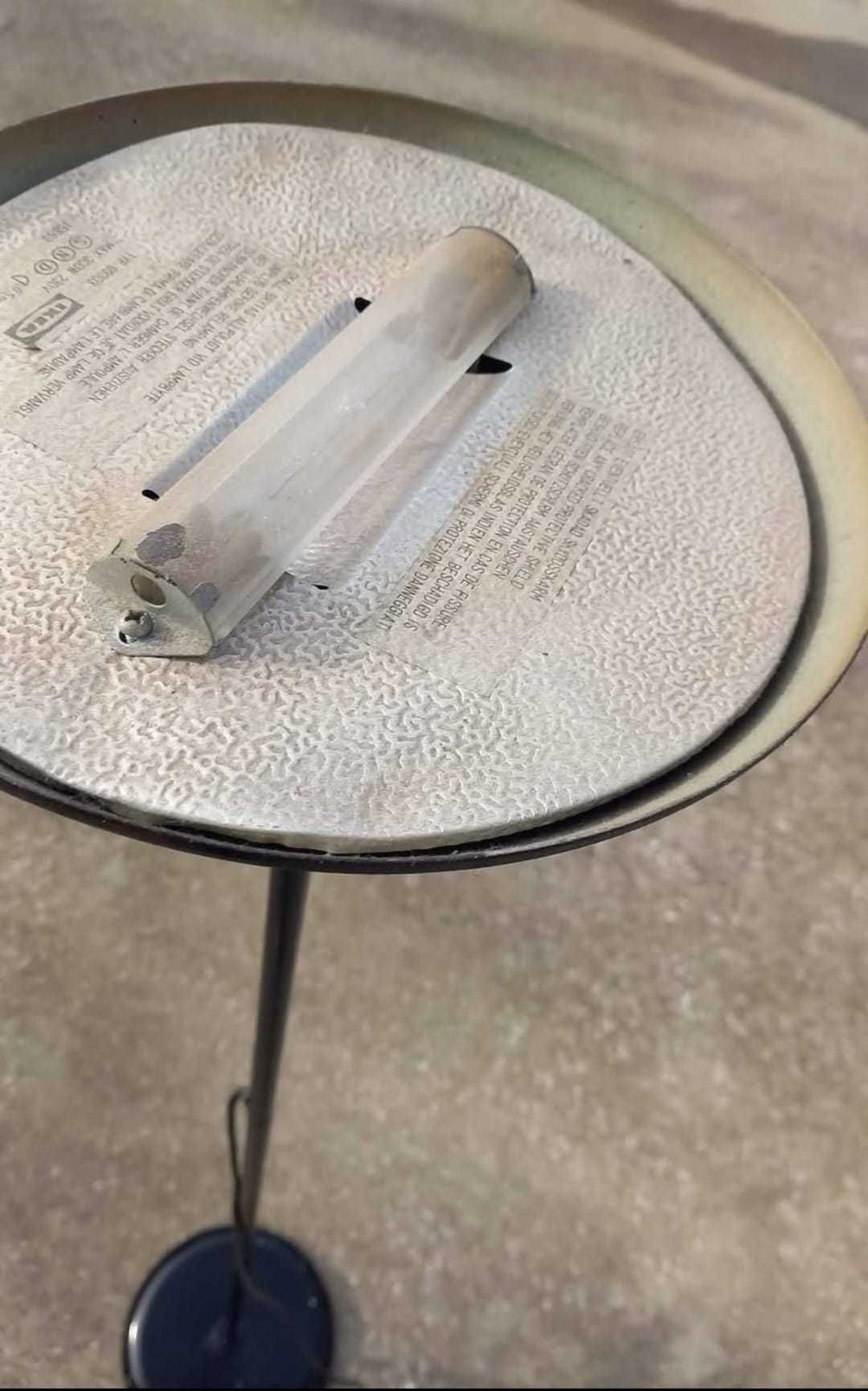 Candeeiro em bom estado.