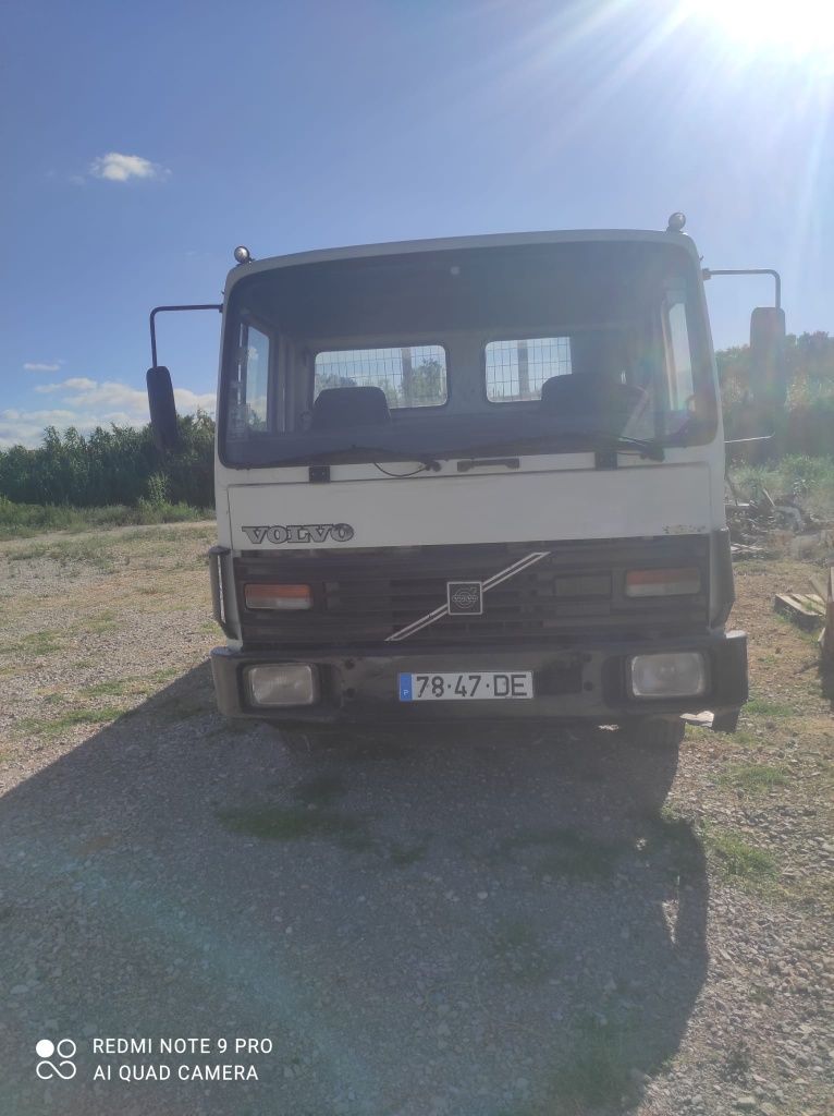 Camião basculante marca Volvo