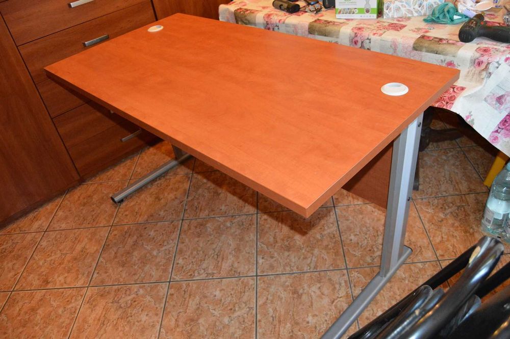 BIURKO, 136/70, wygodne, metalowe nogi