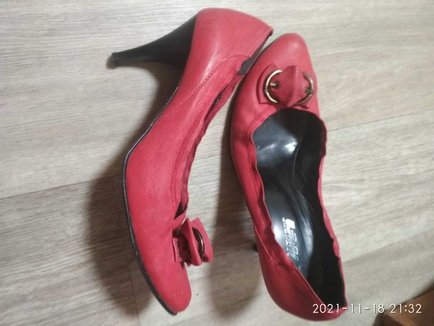Кожаные туфли красные