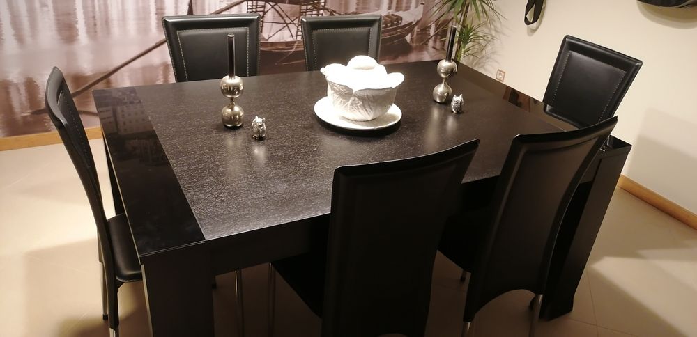 Mesa e cadeiras pretas