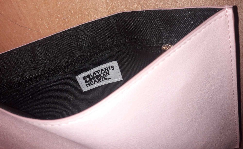 Kopertówka Bouffants & Broken Hearts (Kendra Dandy, 2021)