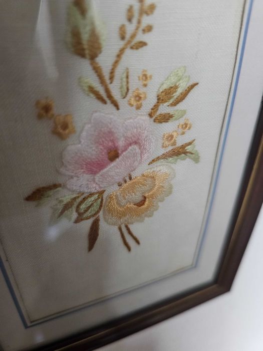 Par de quadros bordados à mão em linho – flores com moldura