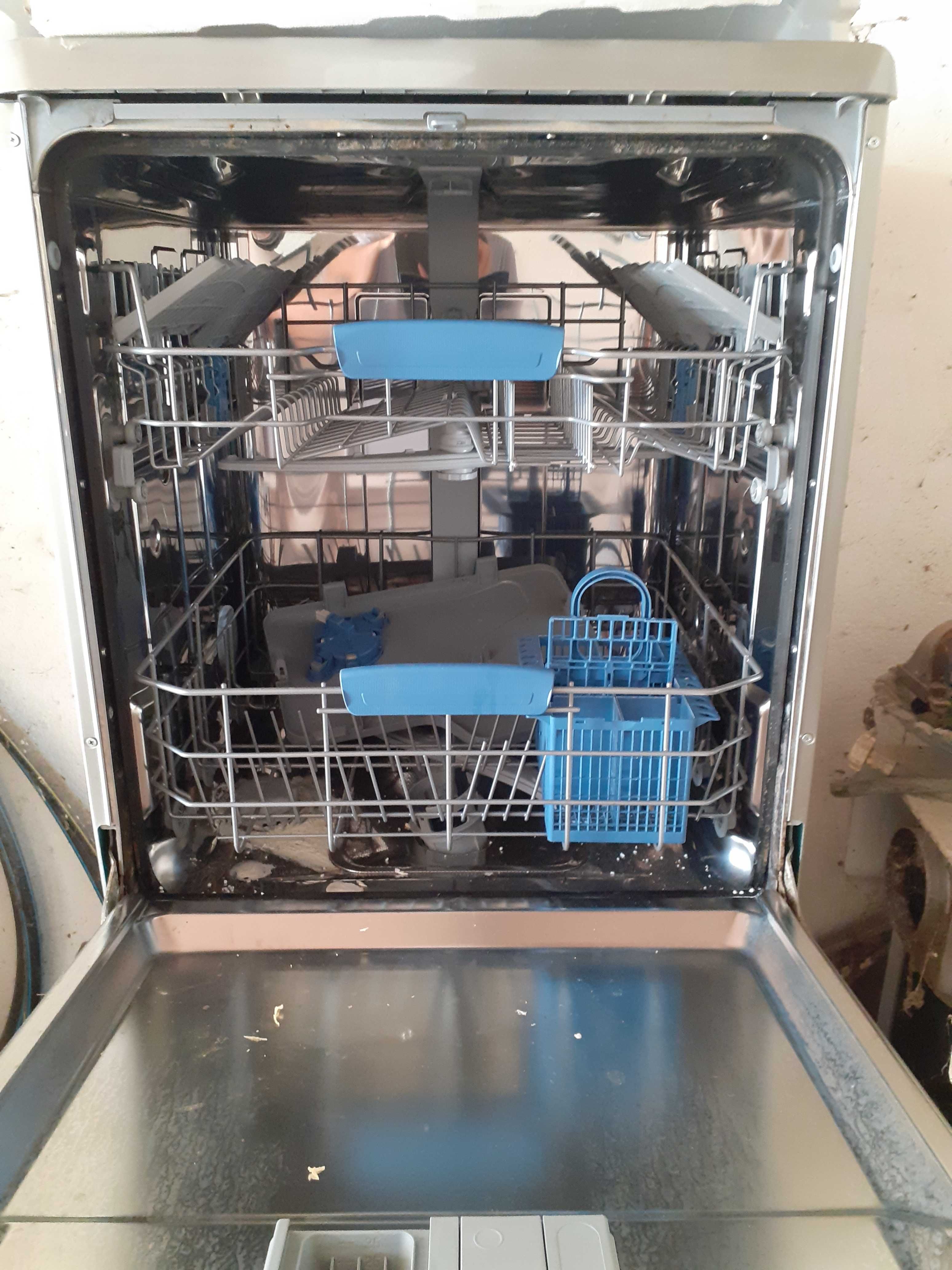 Máquina lavar loiça Indesit (perde água)