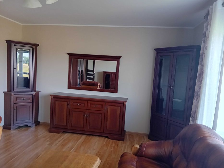 meble do salonu w brązowym kolorze