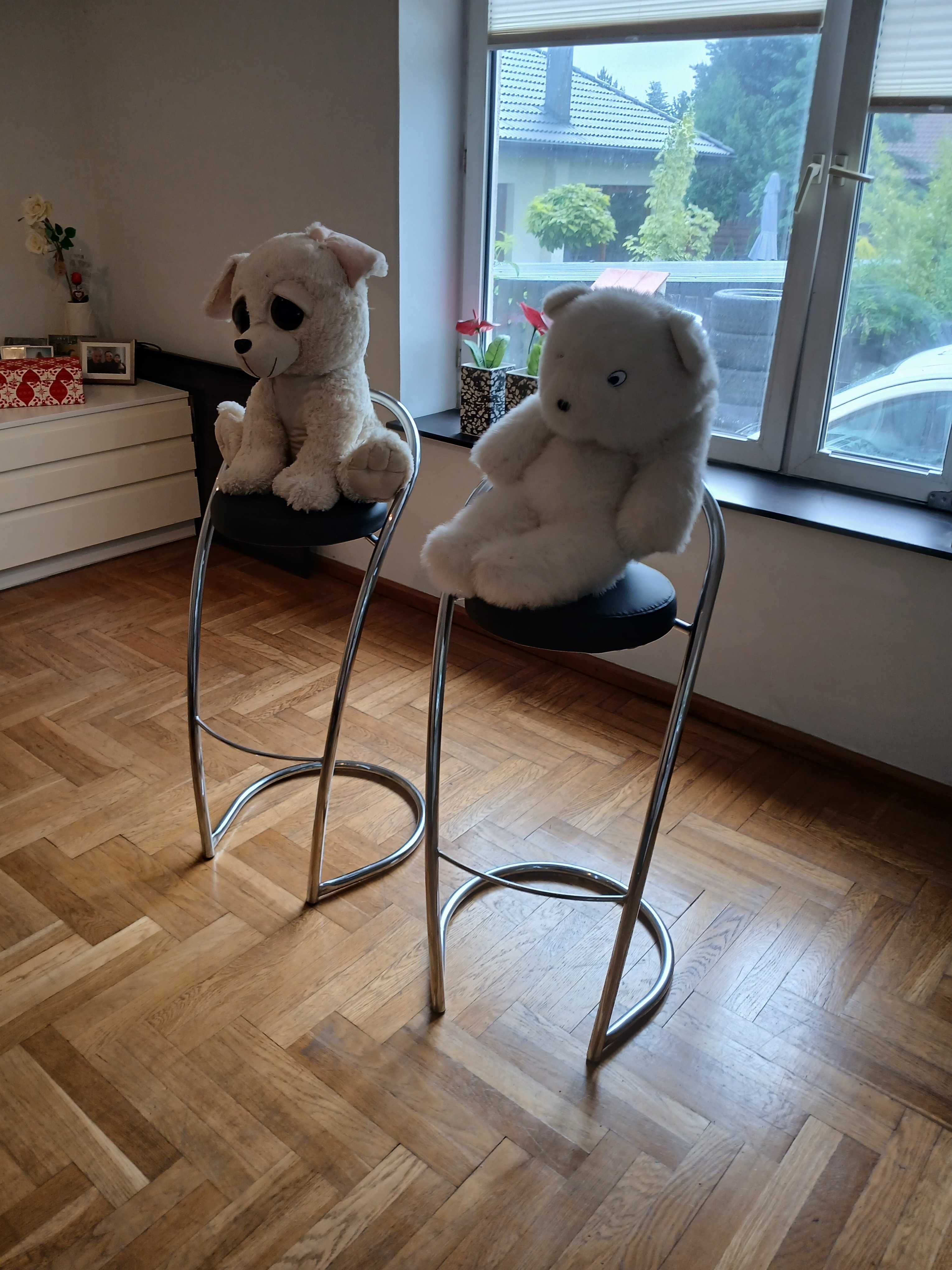 Nowoczesne czarne hokery barowe z ekoskóry