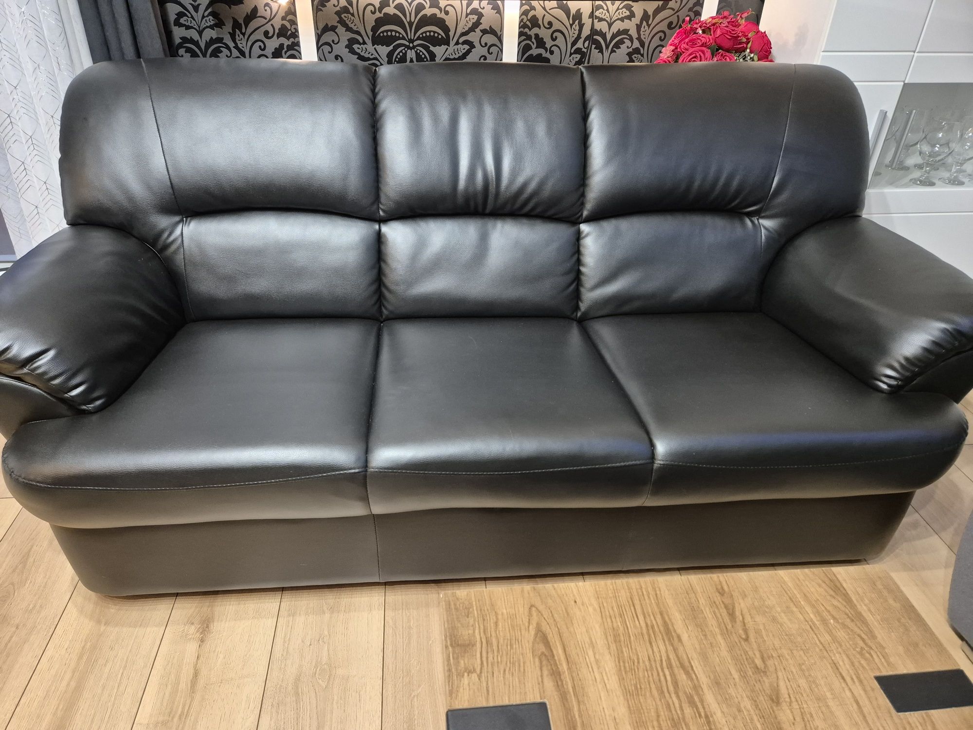 Skórzana śliczna czarna sofa