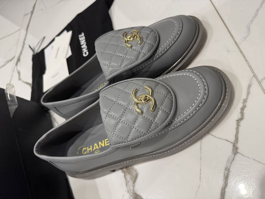 Лофери Chanel сірі трендовий колір